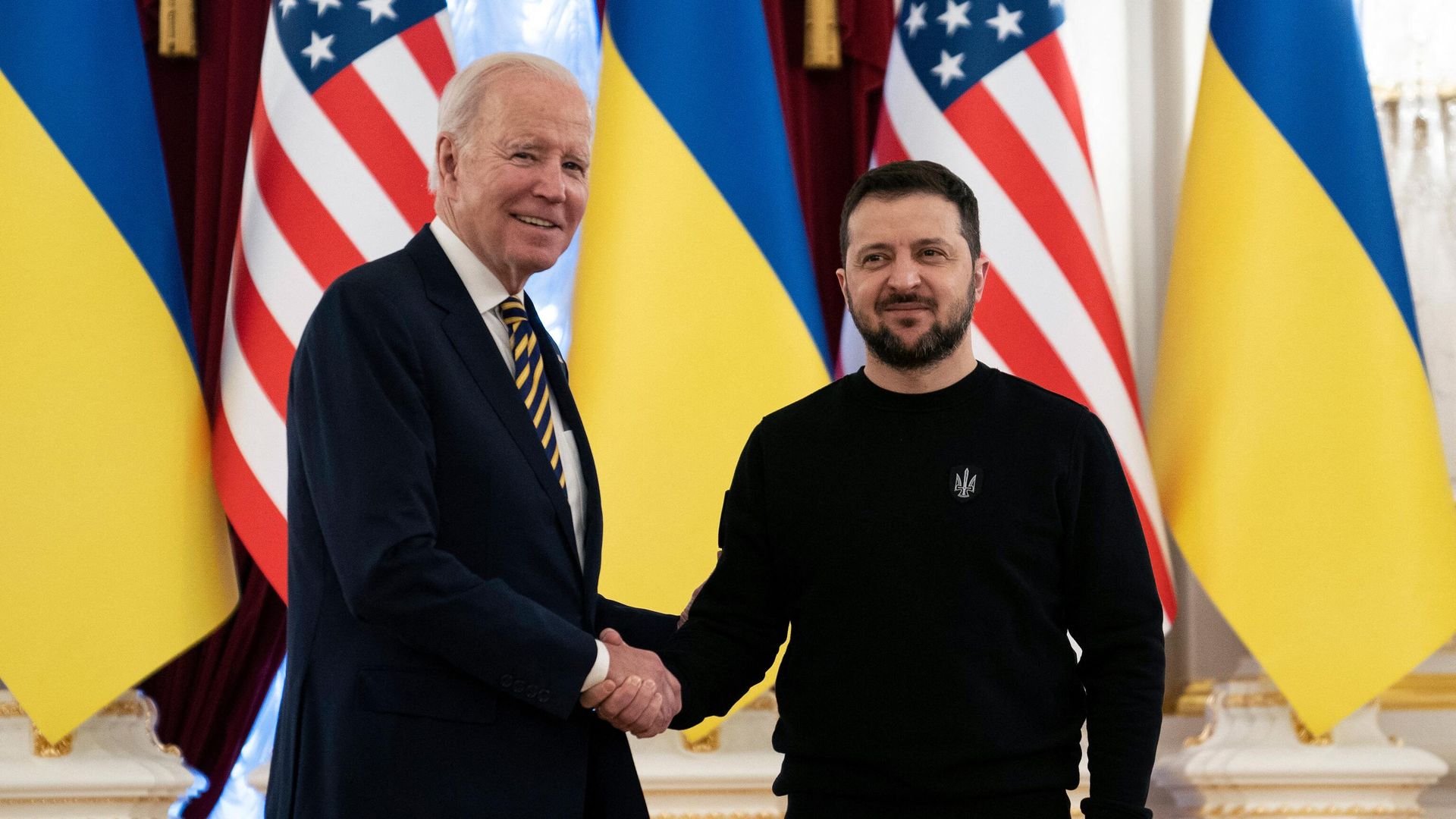 President Joe Biden (L) shakes hands with Ukrainian President Volodymyr Zelensky at the Mariinsky Palace in Kiev on February 20, 2023 President Joe Biden (L) shakes hands with Ukrainian President Volodymyr Zelensky at the Mariinsky Palace in Kiev on February 20, 2023 - Sputnik International, 1920, 20.02.2023