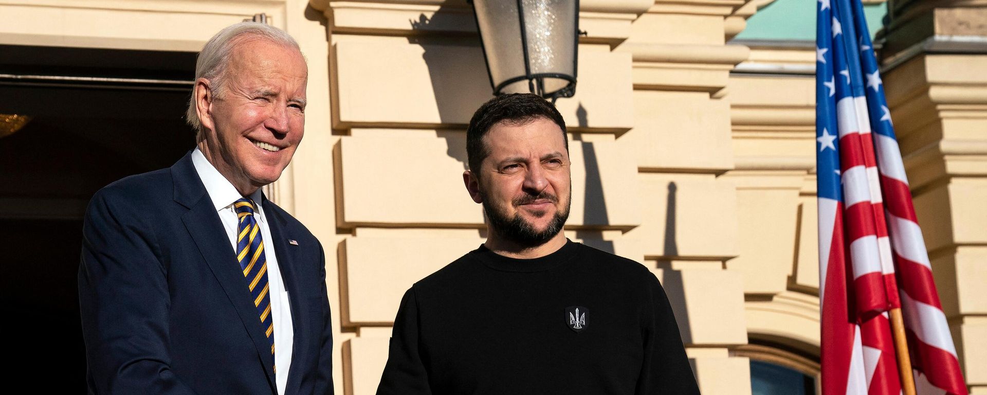 President Joe Biden (L) is greetd by Ukrainian President Volodymyr Zelensky upon his arrival at the Mariinsky Palace in Kiev on February 20, 2023 - Sputnik International, 1920, 20.03.2023