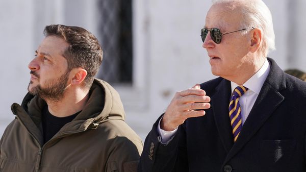 US President Joe Biden (R) walks next to Ukrainian President Volodymyr Zelensky (L) as he arrives for a visit in Kiev on February 20, 2023 - Sputnik International