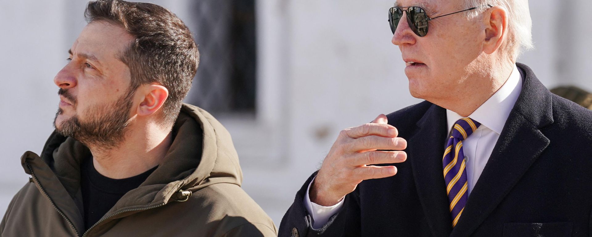 US President Joe Biden (R) walks next to Ukrainian President Volodymyr Zelensky (L) as he arrives for a visit in Kiev on February 20, 2023 - Sputnik International, 1920, 03.03.2023