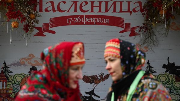 Participants in the Moscow Shrovetide festival in the Gorky Central Park of Culture and Leisure in Moscow. - Sputnik International