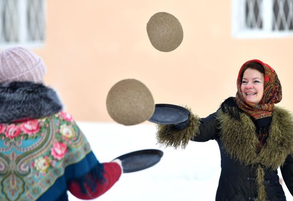 Visitors during the Maslenitsa celebration at the Kazan Bogoroditsky Monastery during the Meat-Fast Week. The event was organized with the blessing of the Metropolitan Kirill of Kazan and Tatarstan. Meat-Fast Week is the penultimate Sunday before Lent.  - Sputnik International