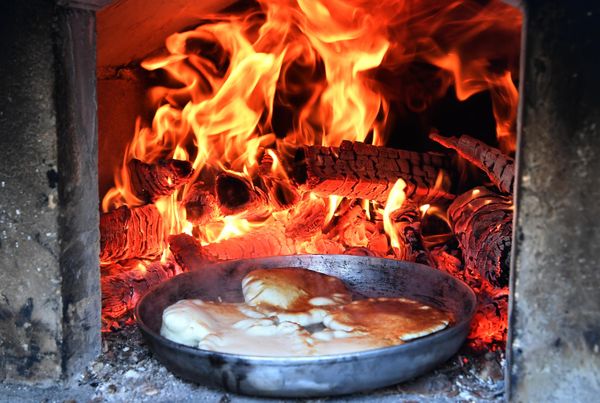 Cooking pancakes in the oven during Maslenitsa at the Kazan Bogoroditsky Monastery.  - Sputnik International