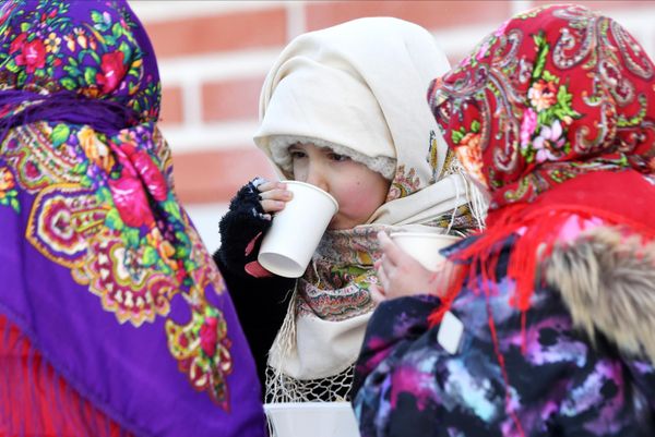 Children are treated with warm drinks and pancakes at the Maslenitsa celebration at the Kazan Bogoroditsky Monastery. - Sputnik International