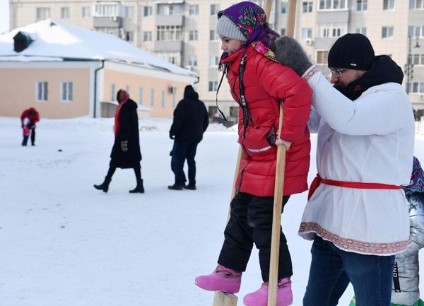 A girl participates in a game during the celebration of Maslenitsa at the Kazan Bogoroditsky Monastery. - Sputnik International