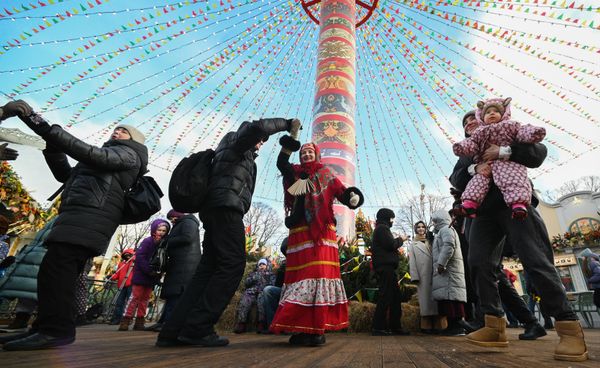 Maslenitsa festivities in Gorky Park in Moscow. - Sputnik International