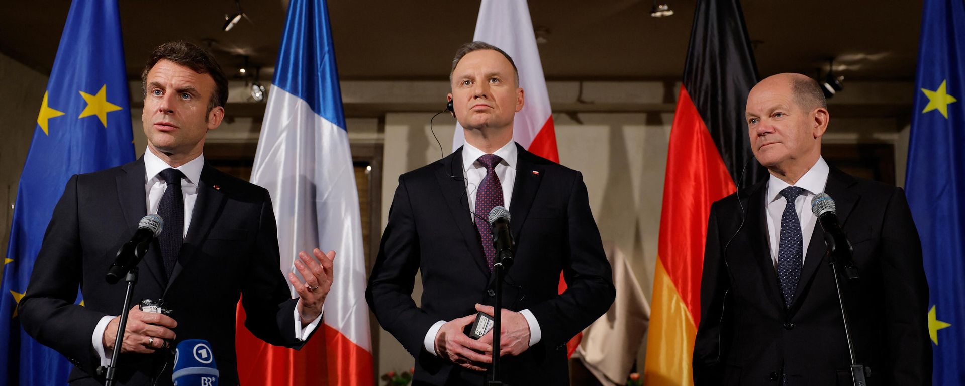 French President Emmanuel Macron (L), Poland's President Andrzej Duda (C) and German Chancellor Olaf Scholz (R) make a statement after their meeting during the Munich Security Conference (MSC) in Munich, southern Germany, on February 17, 2023. (Photo by Odd ANDERSEN / AFP) French President Emmanuel Macron (L), Poland's President Andrzej Duda (C) and German Chancellor Olaf Scholz (R) make a statement after their meeting during the Munich Security Conference (MSC) in Munich, southern Germany, on February 17, 2023. (Photo by Odd ANDERSEN / AFP) - Sputnik International, 1920, 20.02.2023