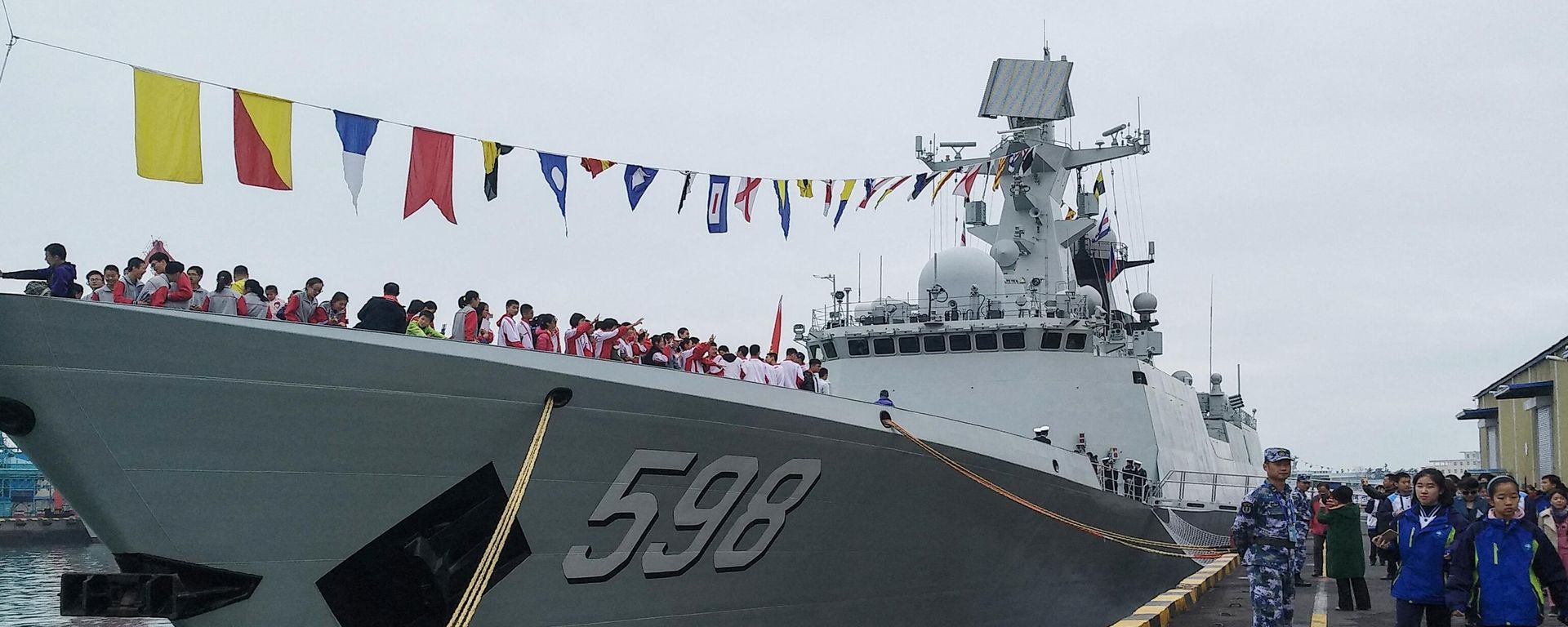 This photo taken on April 24, 2019 shows people visiting China's guided-missile frigate Rizhao during a public open day in Qingdao in China's eastern Shandong province This photo taken on April 24, 2019 shows people visiting China's guided-missile frigate Rizhao during a public open day in Qingdao in China's eastern Shandong province - Sputnik International, 1920, 21.02.2023