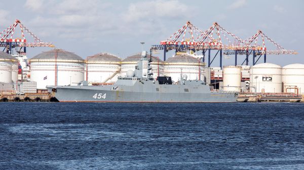 Russian military frigate 'Admiral Gorshkov' docked in the harbor of Cape Town on February 13, 2023, ahead of 10-day joint maritime drills being staged alongside South Africa and China. - Sputnik International