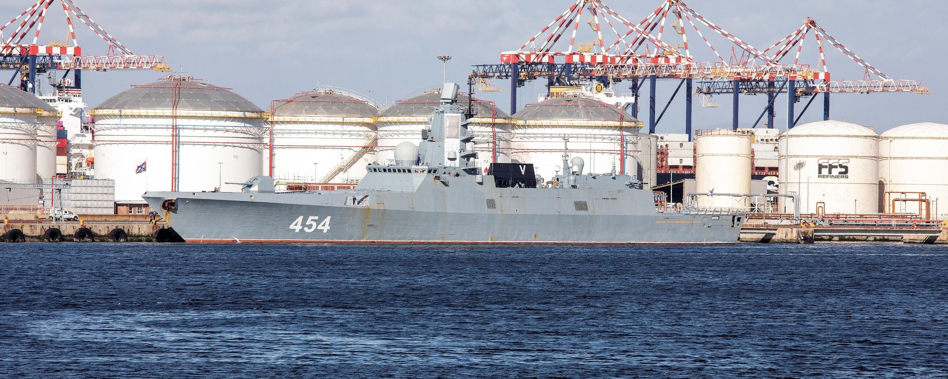 A general view of Russian military frigate 'Admiral Gorshkov' docked in the harbour of Cape Town on February 13, 2023 ahead of 10-day joint maritime drills being staged alongside South Africa and China A general view of Russian military frigate 'Admiral Gorshkov' docked in the harbour of Cape Town on February 13, 2023 ahead of 10-day joint maritime drills being staged alongside South Africa and China - Sputnik International, 1920, 23.02.2023