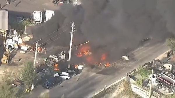 A fire rages at a welding shop in Medley, Florida, on February 21, 2023. - Sputnik International