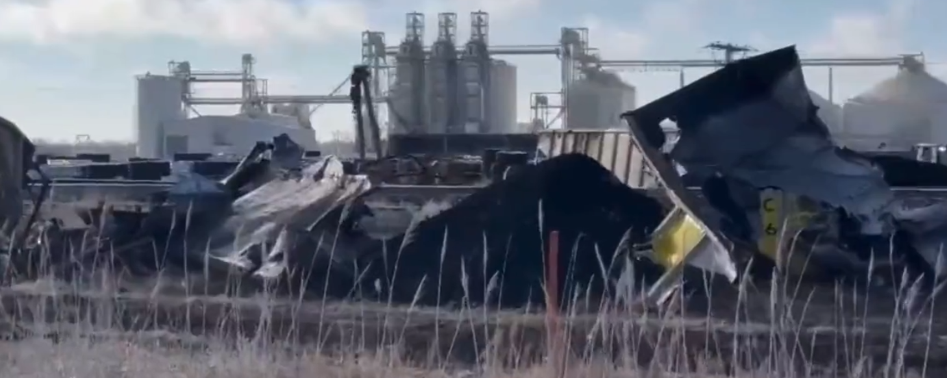 Major train derailment outside Gothenberg, Nebraska. Screengrab of Twitter video. - Sputnik International, 1920, 21.02.2023