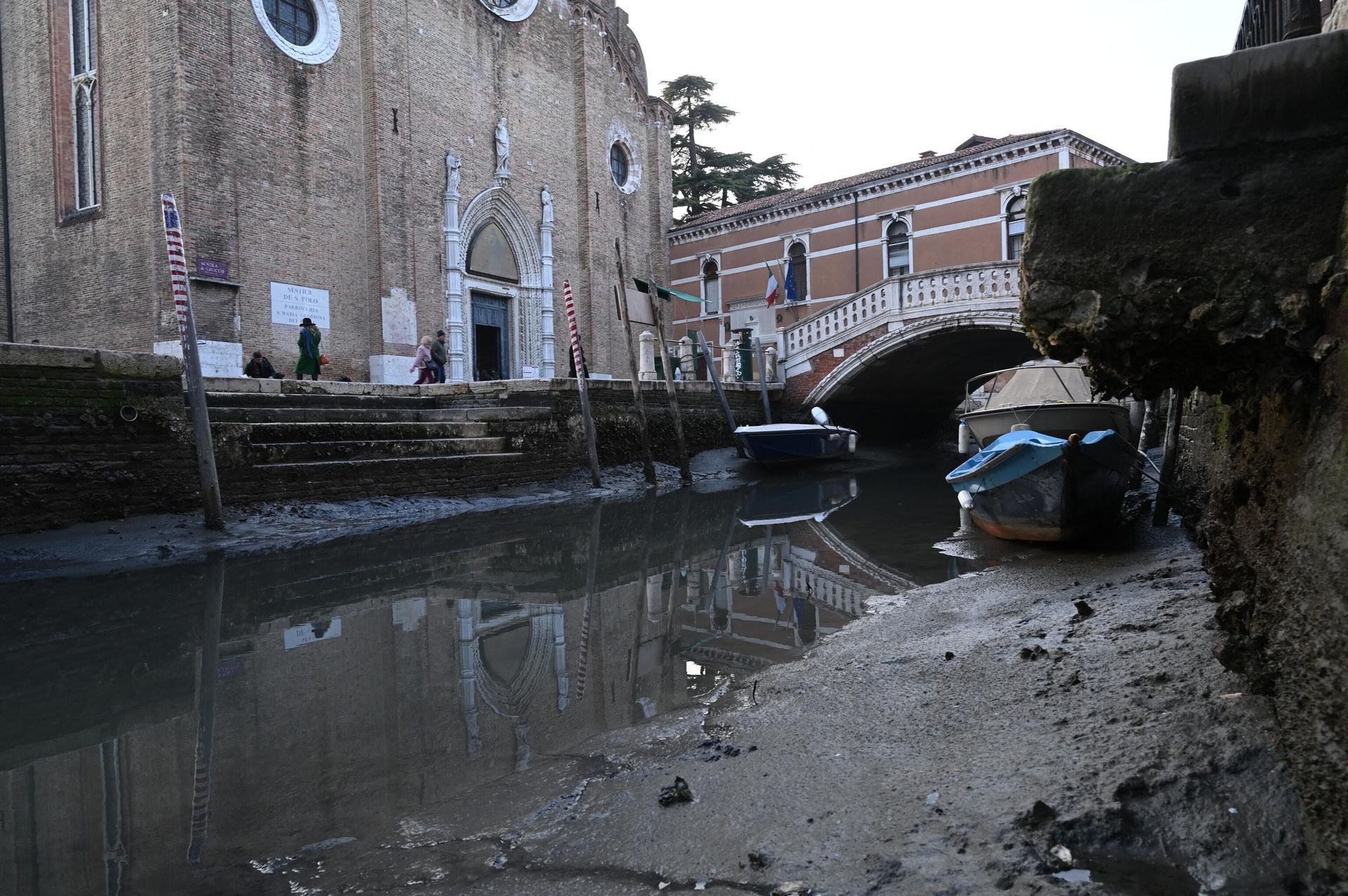 This photograph taken on February 20, 2023, shows gondola tied up in Venice Canal Grande, during a severe low tide in the lagoon city of Venice. This photograph taken on February 20, 2023, shows gondola tied up in Venice Canal Grande, during a severe low tide in the lagoon city of Venice. - Sputnik International, 1920, 22.02.2023