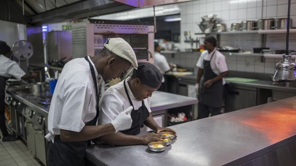 Employees prepare an appetiser in the Kruger Shalati hotel kitchen during dinner service in Skukuza, Kruger National Park, on April 3, 2022.  - Sputnik International