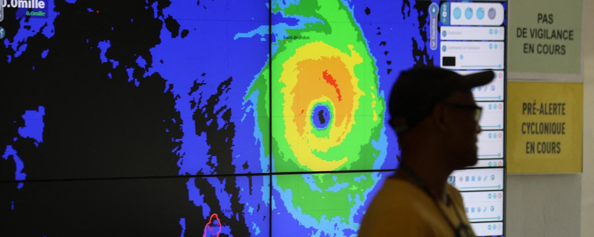 Forecasters monitor Cyclone Freddy at the France weather station, Meteo France, in Saint Denis de la Reunion, on the French overseas island of La Reunion on February 20, 2023 Forecasters monitor Cyclone Freddy at the France weather station, Meteo France, in Saint Denis de la Reunion, on the French overseas island of La Reunion on February 20, 2023 - Sputnik International, 1920, 22.02.2023