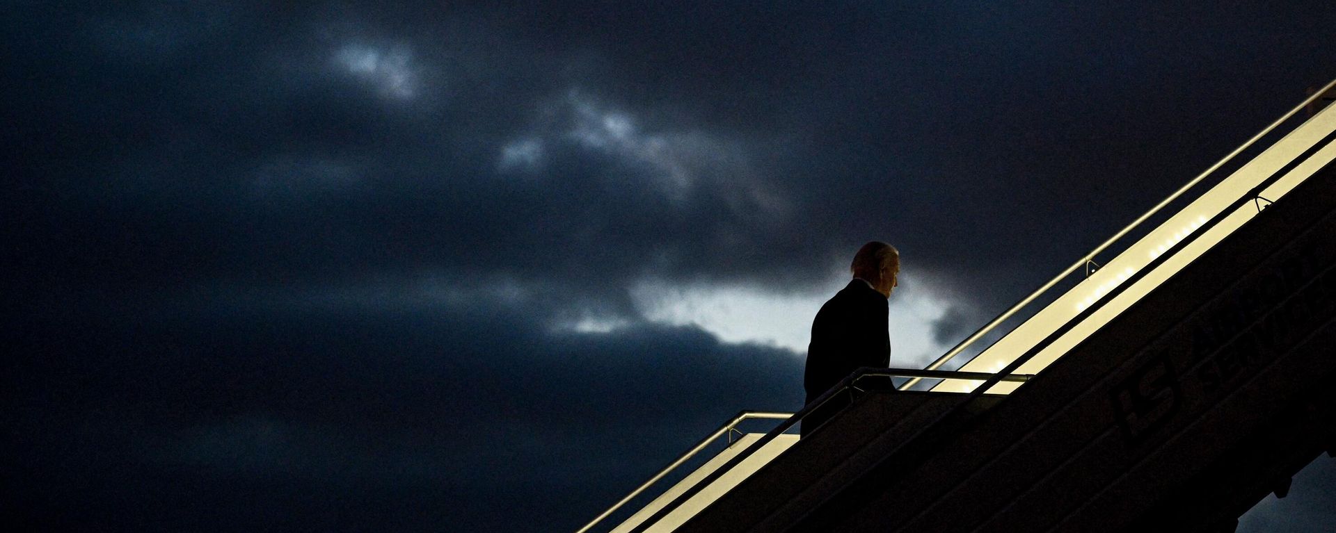 US President Joe Biden boards Air Force One before departing Warsaw Chopin Airport in Warsaw on February 22, 2023.  - Sputnik International, 1920, 22.02.2023
