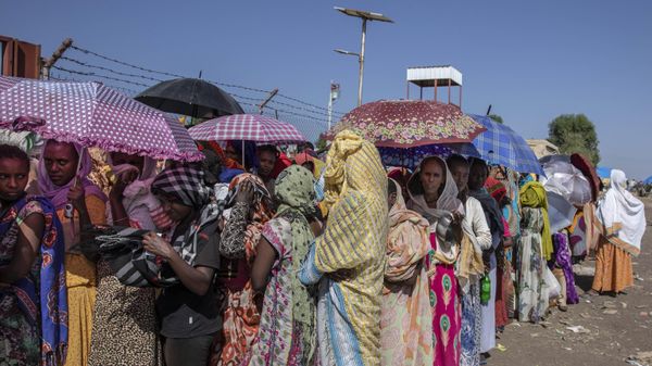 Tigray women who fled the conflict in the Ethiopia's Tigray region, wait for UNHCR to distribute blankets at Hamdayet Transition Center, eastern Sudan, Saturday, Nov. 21, 2020.  - Sputnik International