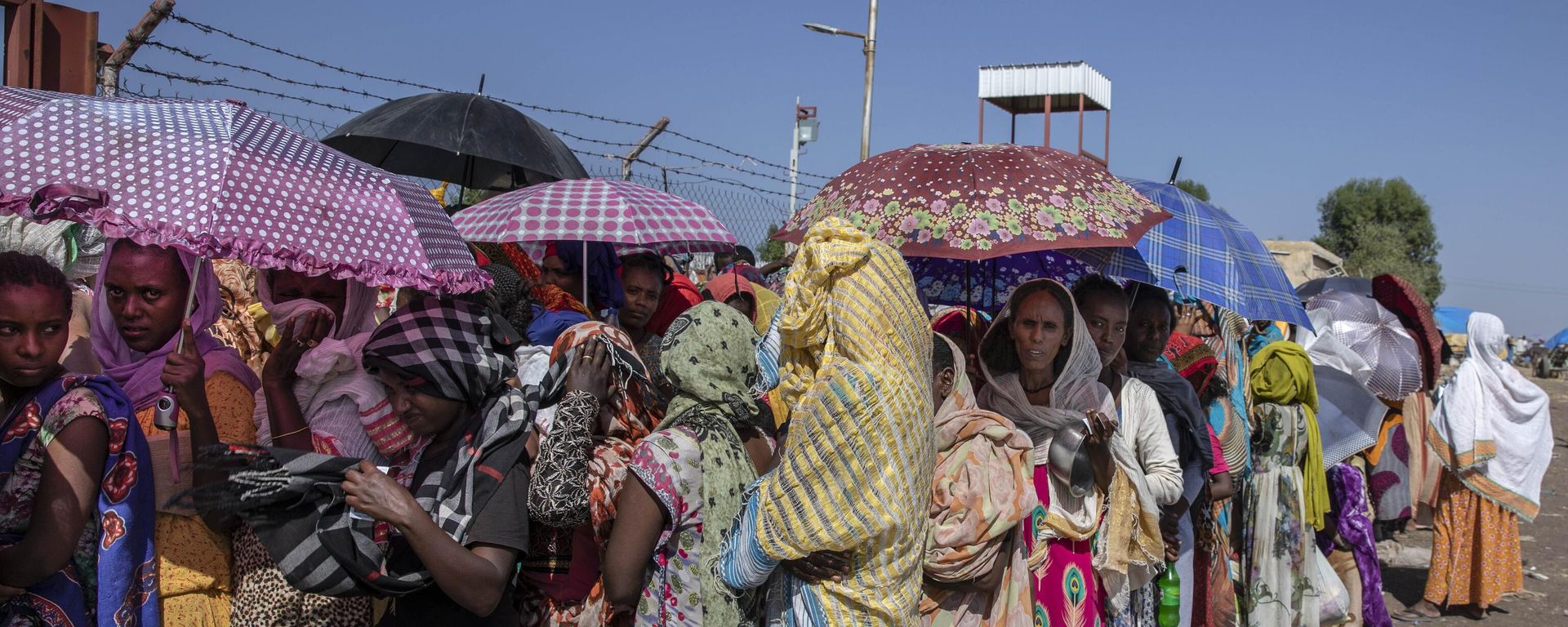 Tigray women who fled the conflict in the Ethiopia's Tigray region, wait for UNHCR to distribute blankets at Hamdayet Transition Center, eastern Sudan, Saturday, Nov. 21, 2020. Tigray women who fled the conflict in the Ethiopia's Tigray region, wait for UNHCR to distribute blankets at Hamdayet Transition Center, eastern Sudan, Saturday, Nov. 21, 2020. - Sputnik International, 1920, 23.02.2023