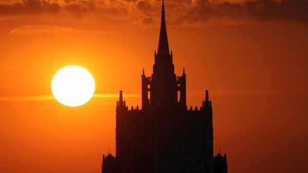 Russian Foreign Ministry's building is silhouetted against the setting sun, in Moscow, Russia. - Sputnik International