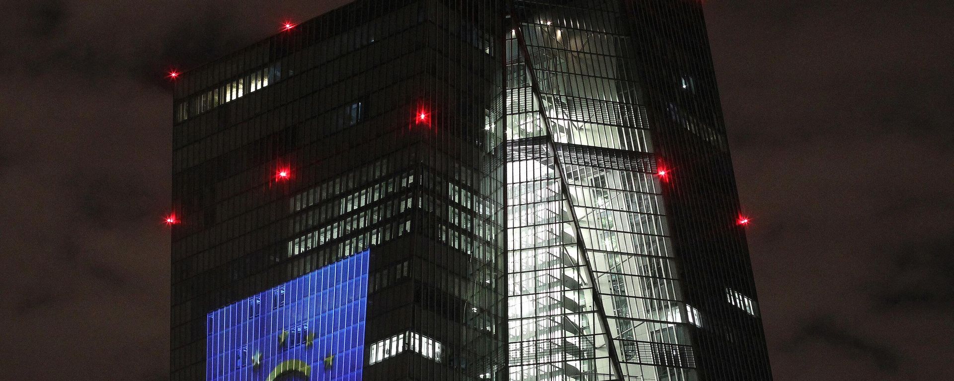 The tower of the European Central Bank (ECB) main building showing the illuminated euro currency symbol in Frankfurt/Main, western Germany, on December 30, 2021, The tower of the European Central Bank (ECB) main building showing the illuminated euro currency symbol in Frankfurt/Main, western Germany, on December 30, 2021, - Sputnik International, 1920, 24.02.2023
