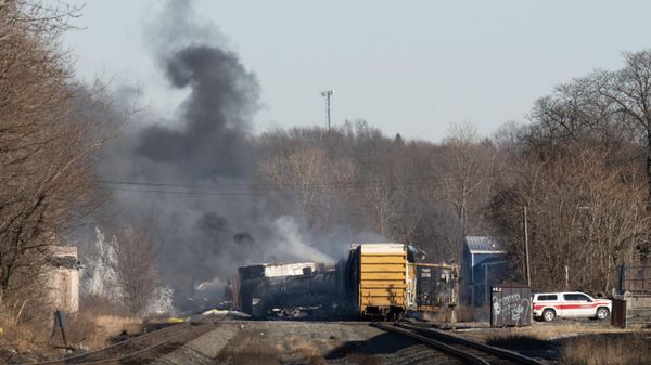 Smoke rises from a derailed cargo train in East Palestine, Ohio, on February 4, 2023. Smoke rises from a derailed cargo train in East Palestine, Ohio, on February 4, 2023. - Sputnik International