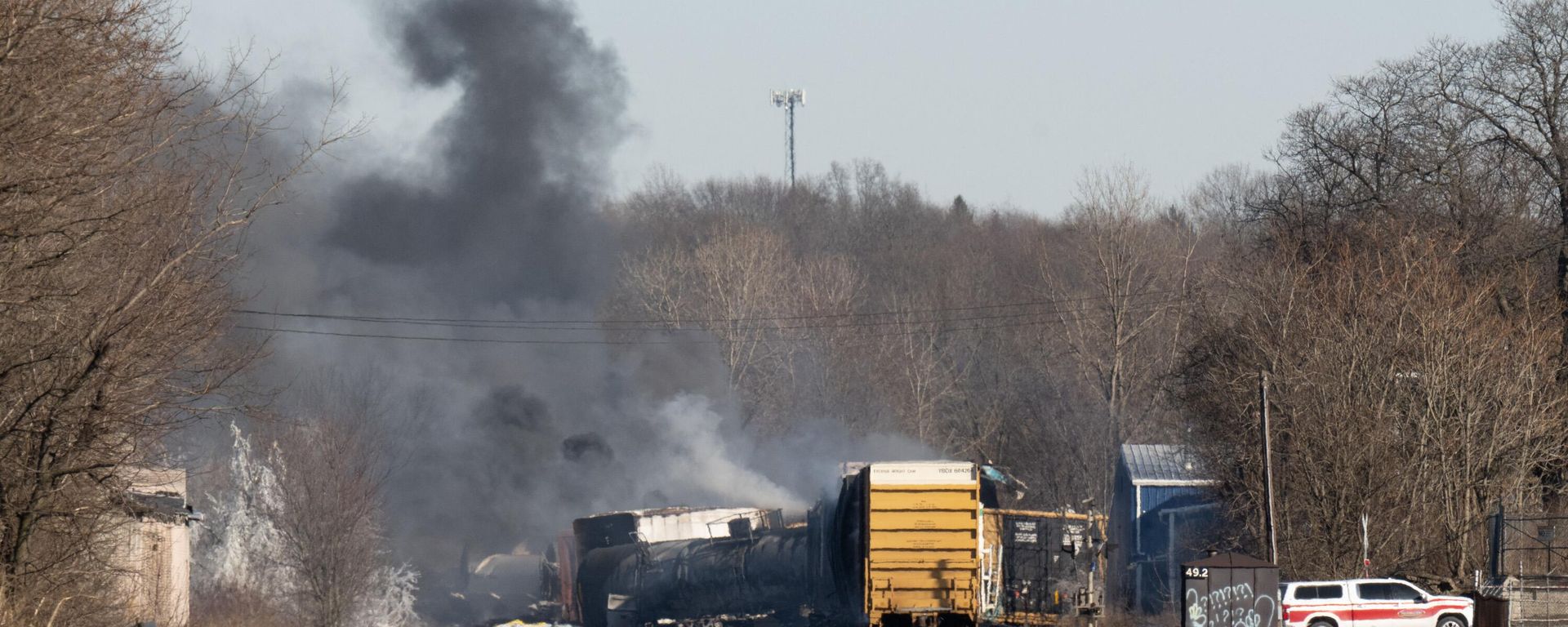 Smoke rises from a derailed cargo train in East Palestine, Ohio, on February 4, 2023. Smoke rises from a derailed cargo train in East Palestine, Ohio, on February 4, 2023. - Sputnik International, 1920, 24.02.2023