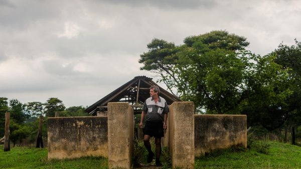 Former president of the Commercial Farmers Union (CFU) Deon Theron inspects a disused cattle dip on Eden farm, on November 27, 2017 in Beatrice, Zimbabwe, where he ran a successful dairy before being forced off the property during the Robert Mugabe lead land reform programme. - Sputnik International