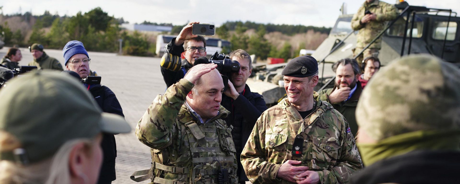 Britain's Defence Secretary Ben Wallace, center left, visits Bovington Camp, a British Army military base where Ukrainian soldiers are training on Challenger 2 tanks Britain's Defence Secretary Ben Wallace, center left, visits Bovington Camp, a British Army military base where Ukrainian soldiers are training on Challenger 2 tanks - Sputnik International, 1920, 31.08.2023