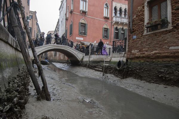 A view of a dried canal during a low tide in Venice, Italy. - Sputnik International