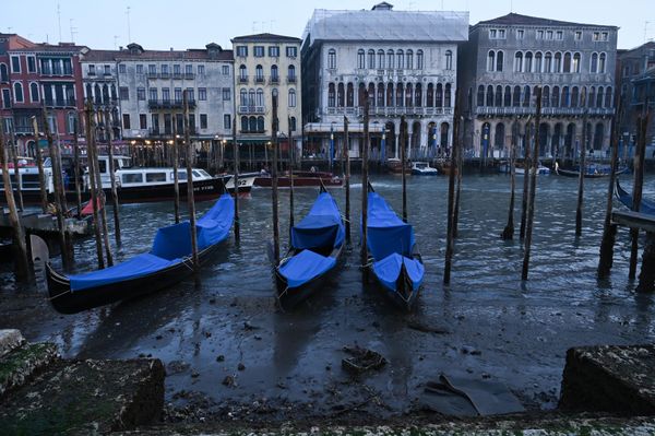 Dried canals pose a challenge to Venetian Emergency Medical Services since there is a number of water ambulances.   - Sputnik International