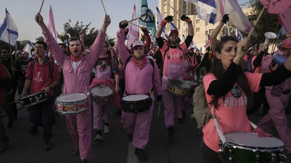 Israelis protest against plans by Prime Minister Benjamin Netanyahu's new government to overhaul the judicial system, near the Knesset, Israel's parliament in Jerusalem, Monday, Feb. 20, 2023 - Sputnik International