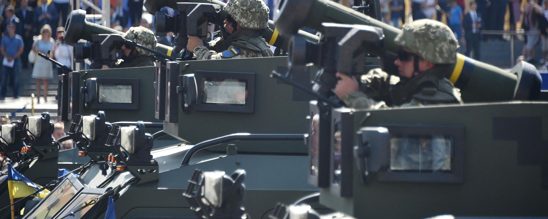 Ukrainian servisemen ride atop of an APC's with Javelin anti-tank missiles during a military parade in Kiev on August 24, 2018 to celebrate the Independence Day, 27 years since Ukraine gained independence from the Soviet Union Ukrainian servisemen ride atop of an APC's with Javelin anti-tank missiles during a military parade in Kiev on August 24, 2018 to celebrate the Independence Day, 27 years since Ukraine gained independence from the Soviet Union - Sputnik International, 1920, 25.02.2023