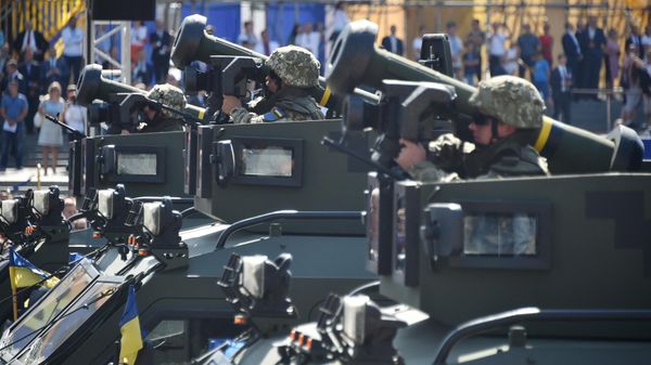 Ukrainian servisemen ride atop of an APC's with Javelin anti-tank missiles during a military parade in Kiev on August 24, 2018 to celebrate the Independence Day, 27 years since Ukraine gained independence from the Soviet Union - Sputnik International
