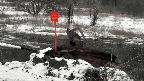 A sign reading: Stop! Mines! is seen in Severodonetsk, Lugansk People's Republic, Russia. - Sputnik International