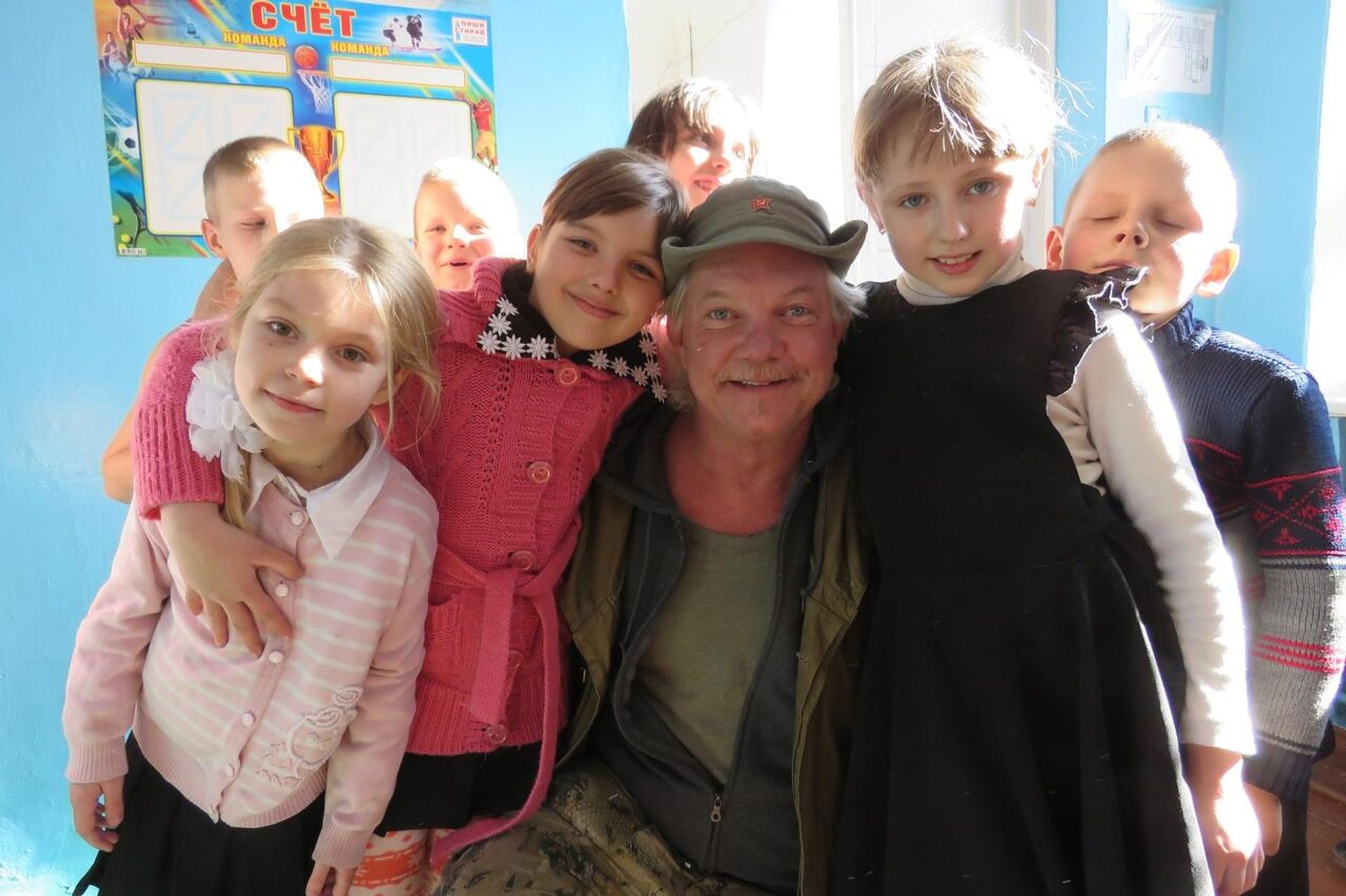 Russell Bentley with children in Donbass Russell Bentley with children in Donbass - Sputnik International, 1920, 25.02.2023