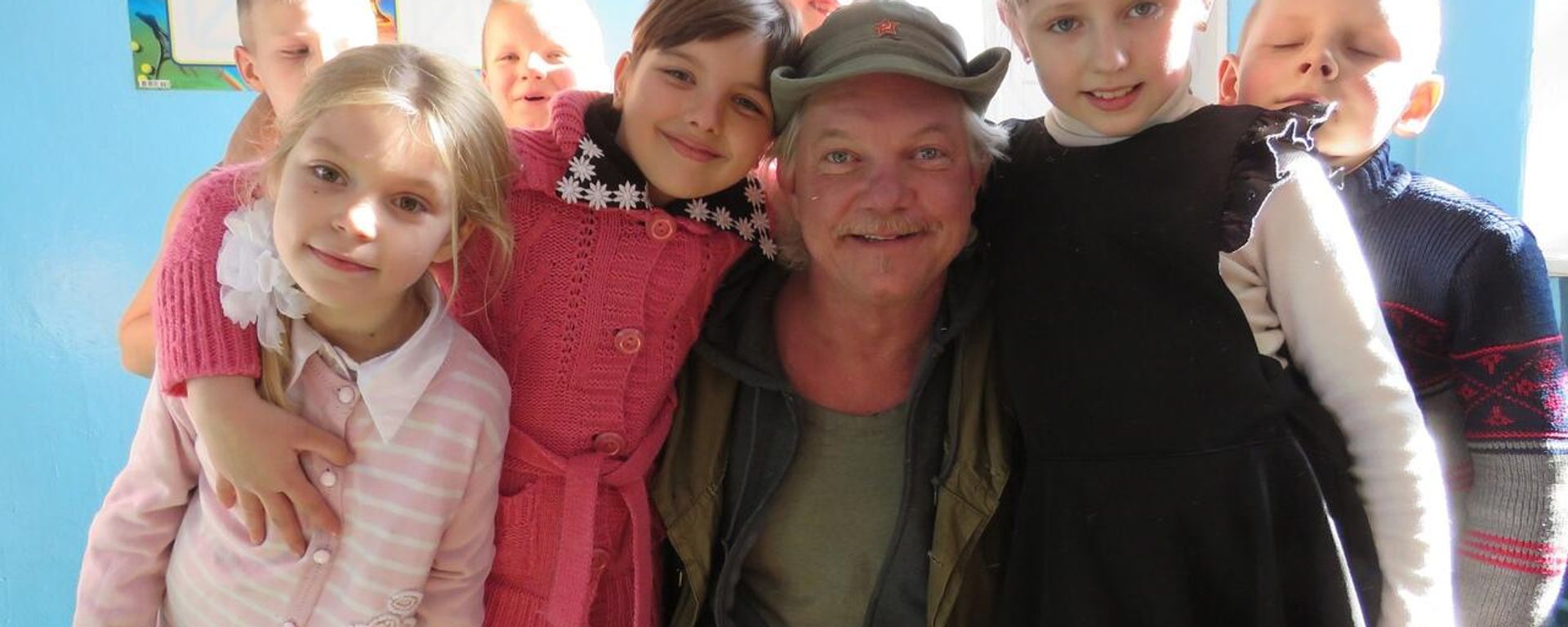 Russell Bentley with children in Donbass - Sputnik International, 1920, 26.12.2023