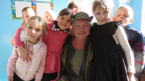 Russell Bentley with children in Donbass - Sputnik International