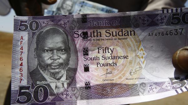 A South Sudanese refugee shows his country's fifty-pound note as he flees across the border in Sudan's White Nile state on February 28, 2017. - Sputnik International