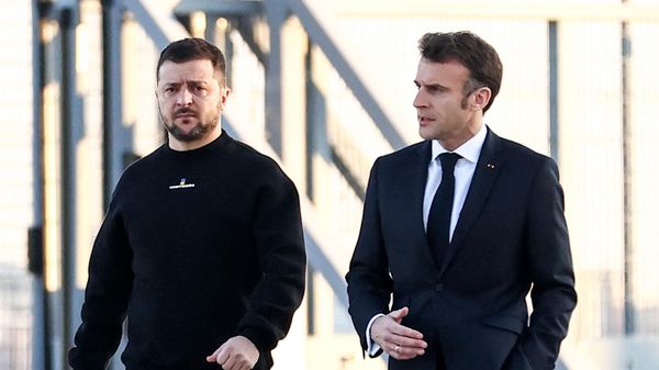 France's President Emmanuel Macron (R) and Ukrainian President Volodymyr Zelensky walk on the tarmac of Velizy-Villacoublay airbase as they prepare to board a flight together, en route to Brussels for a summit at EU parliament, on February 9, 2023 - Sputnik International