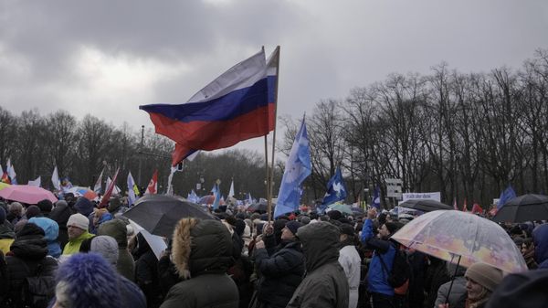 A man waves Russian flags as he attends a demonstration supporting a so called 'Manifesto for Peace' in Berlin - Sputnik International