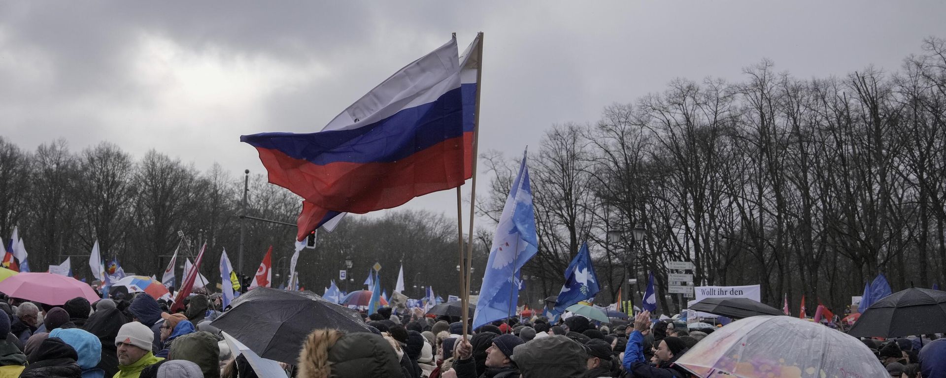 A man waves Russian flags as he attends a demonstration supporting a so called 'Manifesto for Peace' in Berlin - Sputnik International, 1920, 25.02.2023
