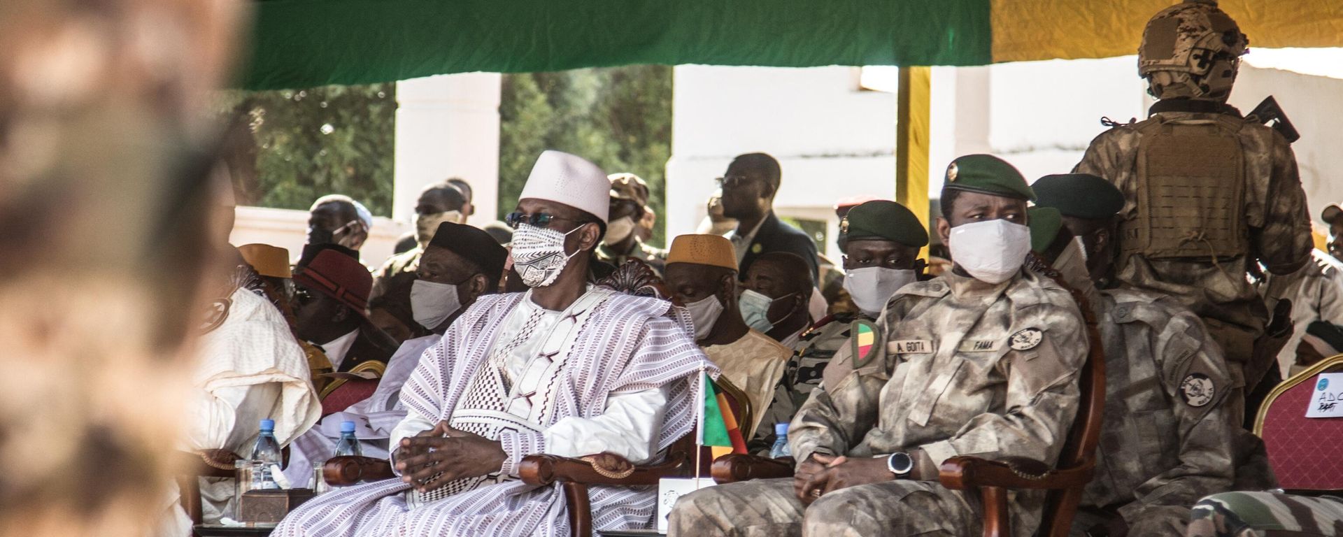 Malian Prime Minister Choguel Kokalla Maпga (C-L) and transitional Malian President Assimi Goita (C-R) wait for the militia parade during the ceremony celebrating the army's national day, in Kati, on January 20, 2022 - Sputnik International, 1920, 21.03.2023