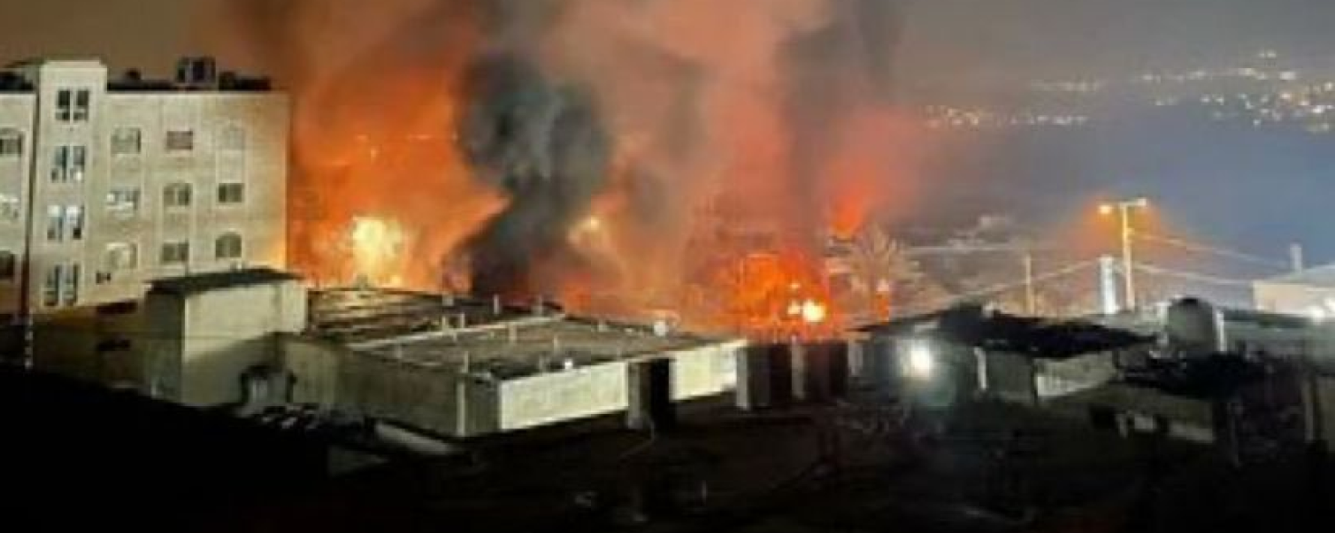 Palestinian buildings burn in the Nablus neighborhood of Huwara during attacks by Jewish settlers on February 26, 2023 - Sputnik International, 1920, 27.02.2023