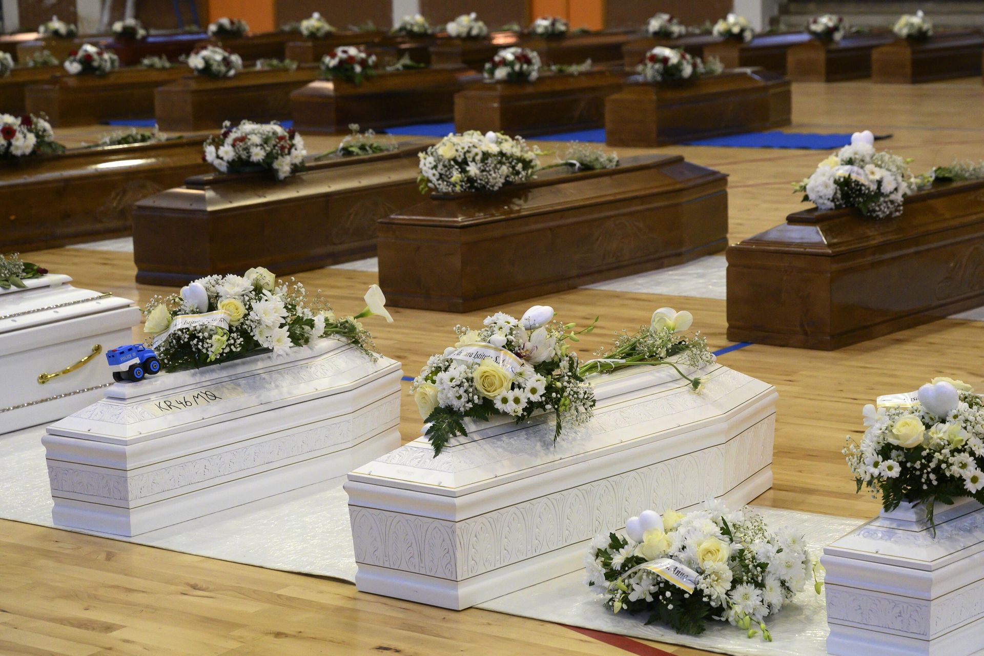 Victims of a migrants boat shipwreck lie in state in a sports centre where they were taken, in Crotone, southern Italy, Tuesday, Feb. 28, 2023.  - Sputnik International, 1920, 01.03.2023