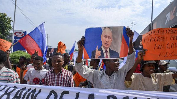 Protesters waving Russian flags and holding a portrait of Russian President Vladimir Putin gather in front of the French Embassy in Kinshasa on March 1, 2023 for a demonstration against the visit to the Democratic Republic of Congo of French President Emmanuel Macron - Sputnik International