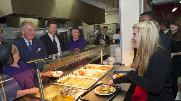 Prince Charles, the Prince of Wales (2-L) serves up school dinners as British TV Chef and food education advocate Jamie Oliver (3-L) - Sputnik International