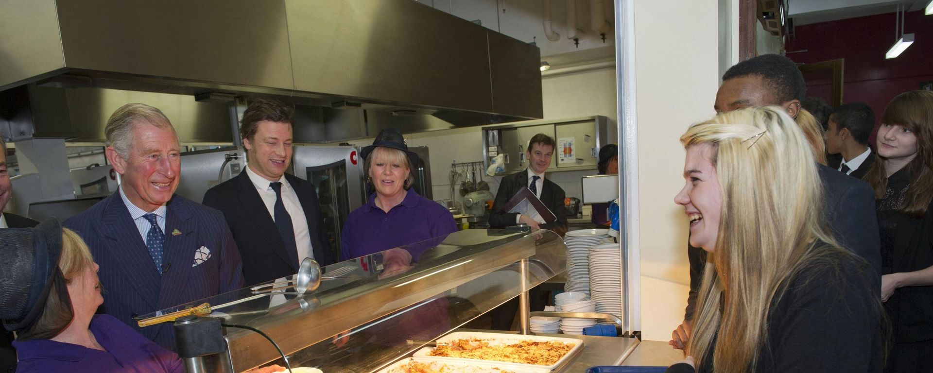 Prince Charles, the Prince of Wales (2-L) serves up school dinners as British TV Chef and food education advocate Jamie Oliver (3-L) - Sputnik International, 1920, 01.03.2023