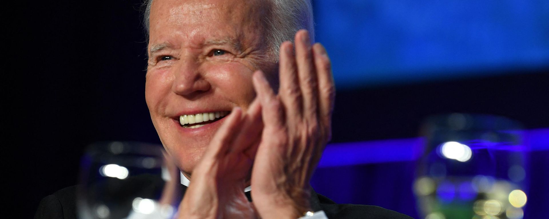 US President Joe Biden laughs at White House Correspondents’ Association gala on April 30, 2022. - Sputnik International, 1920, 02.03.2023