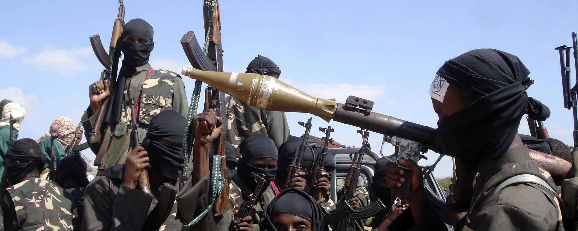 In this Dec. 8, 2008 file photo, armed al-Shabab fighters just outside Mogadishu prepare to travel into the city in pickup trucks after vowing there would be new waves of attacks against Ethiopian troops. In this Dec. 8, 2008 file photo, armed al-Shabab fighters just outside Mogadishu prepare to travel into the city in pickup trucks after vowing there would be new waves of attacks against Ethiopian troops. - Sputnik International, 1920, 02.03.2023
