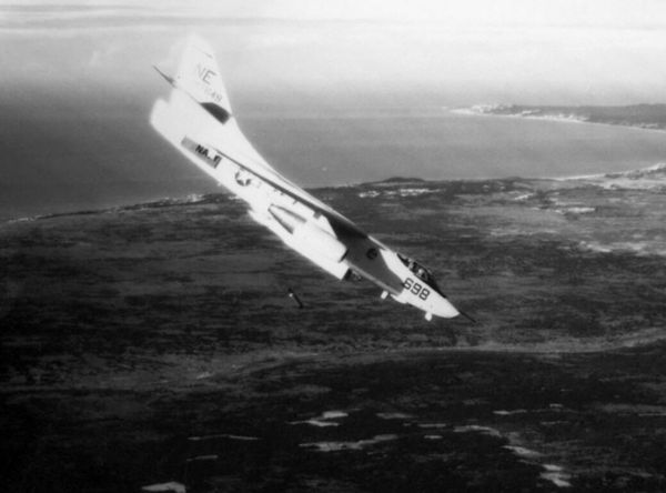 A US Navy Douglas A-3B Skywarrior (BuNo 147642) from Heavy Attack Squadron VAH-8 Fireballers dropping a bomb over North Vietnam. VAH-8 was assigned to Attack Carrier Air Wing 2 (CVW-2) aboard the aircraft carrier USS Midway (CVA-41) for a deployment to Vietnam from March 6 to November 23, 1965. - Sputnik International